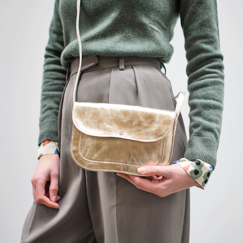 Keecie-catchasebag_gold_model2